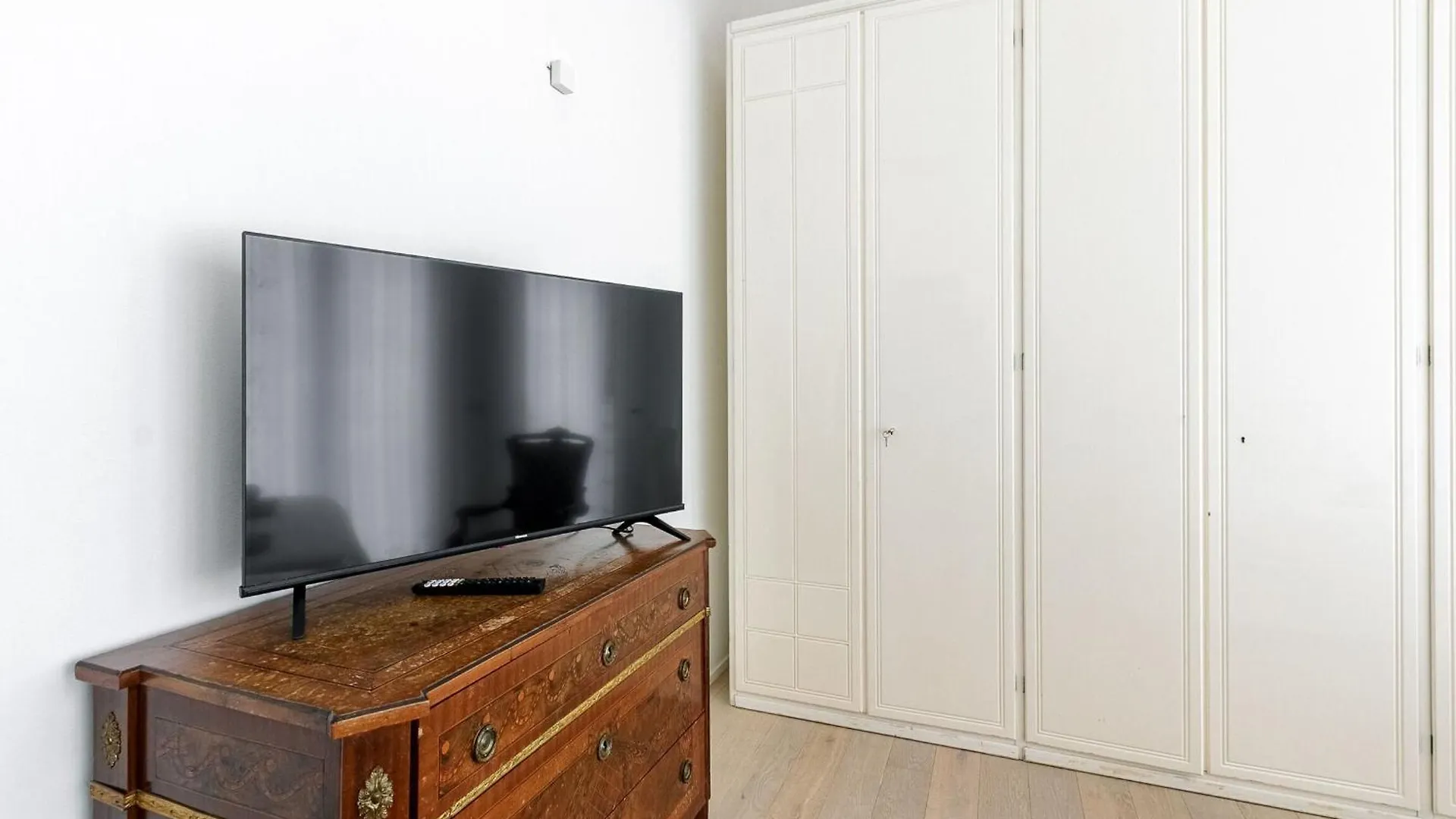 1Br Apartment Uberto Visconti Di Modrone A With Balcony In Milan