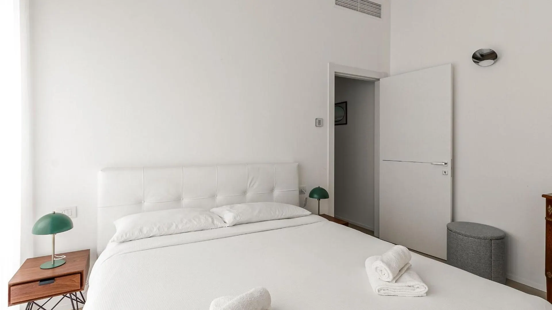 1Br Apartment Uberto Visconti Di Modrone A With Balcony In Milan 0*,  Italy