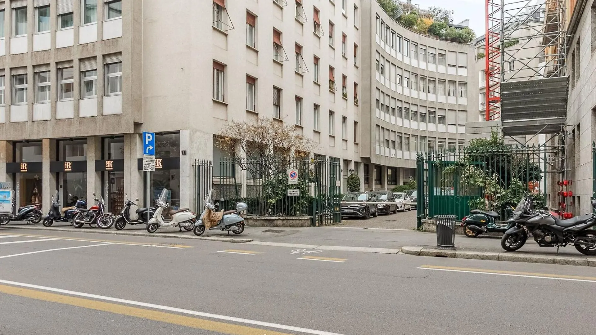 1Br Apartment Uberto Visconti Di Modrone A With Balcony In Milan